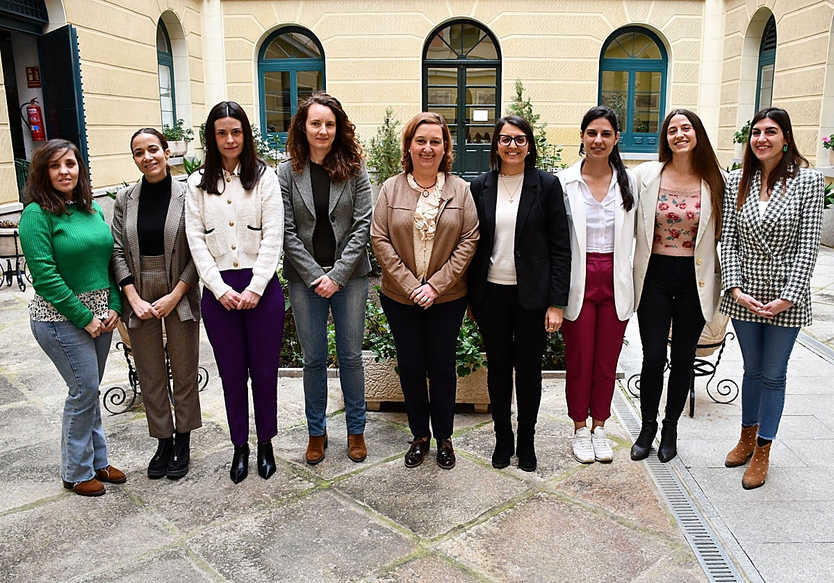 Cedillo con las nuevas agentes de la Igualdad para la provincia de Toledo
