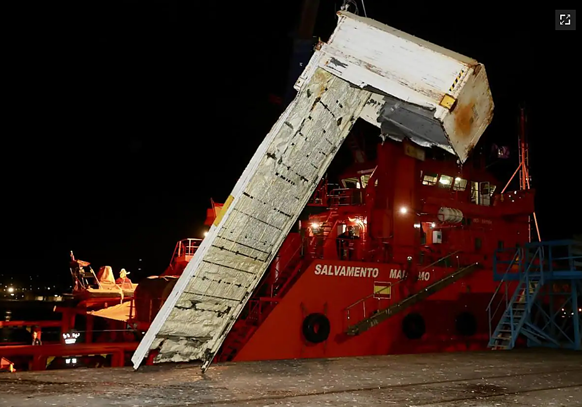 Pieza de uno de los contenedores recuperada este jueves y remolcada hasta El Musel, en Gijón