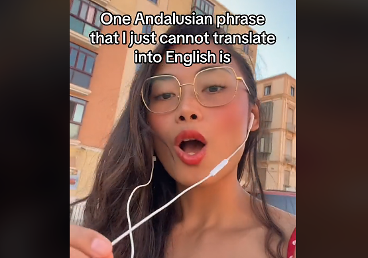 Nesh, la tiktoker irlandesa que vive en Málaga, en uno de los momentos del vídeo