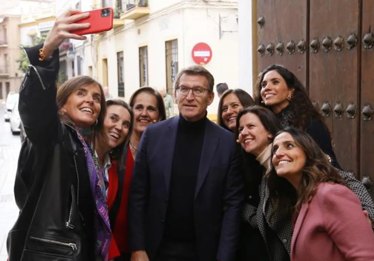 El presidente del PP, Alberto Núñez Feijóo, se hace un selfie con varias mujeres durante un acto del PP con motivo del 8M el Hotel Hospes Palacio del Bailío, a 8 de marzo de 2024 en Córdoba (Andalucía, España)