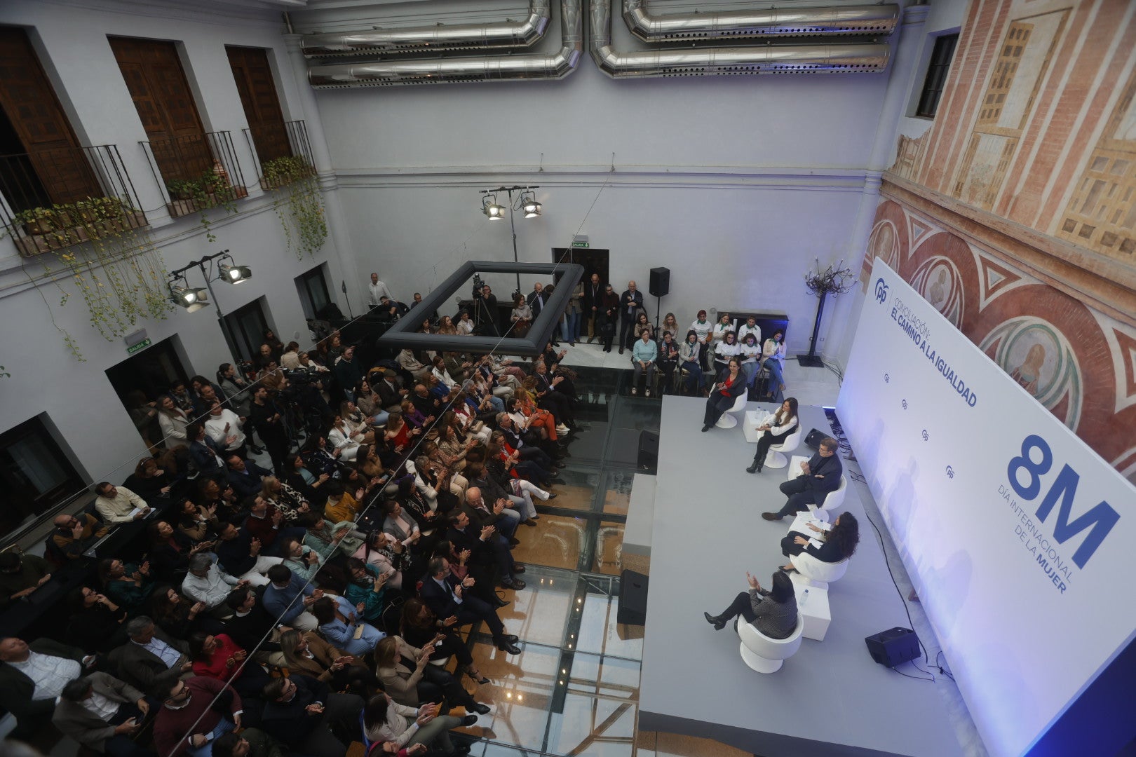 Fotos: el acto de Feijóo y el PP en Córdoba por el Día de la Mujer