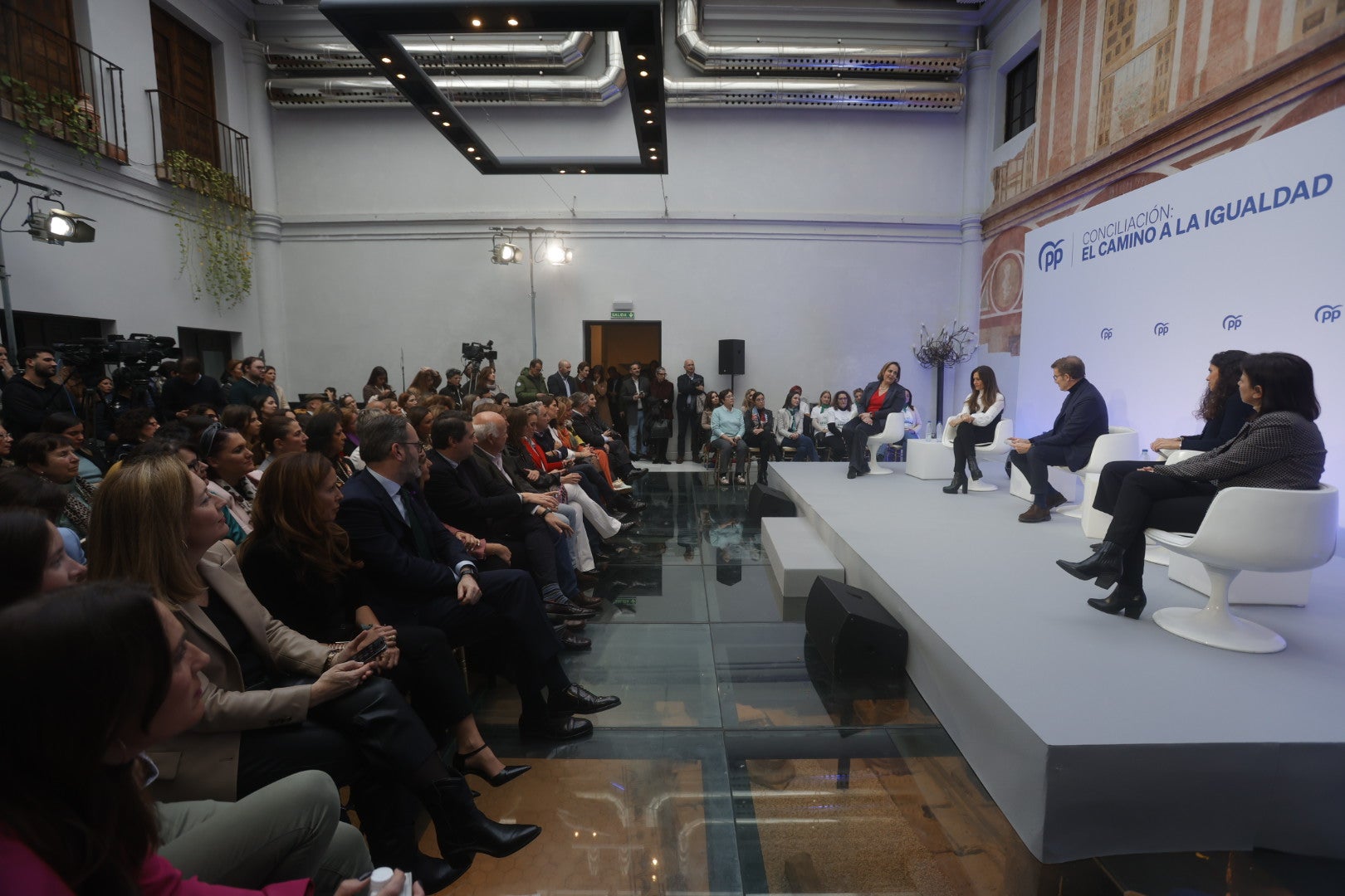 Fotos: el acto de Feijóo y el PP en Córdoba por el Día de la Mujer