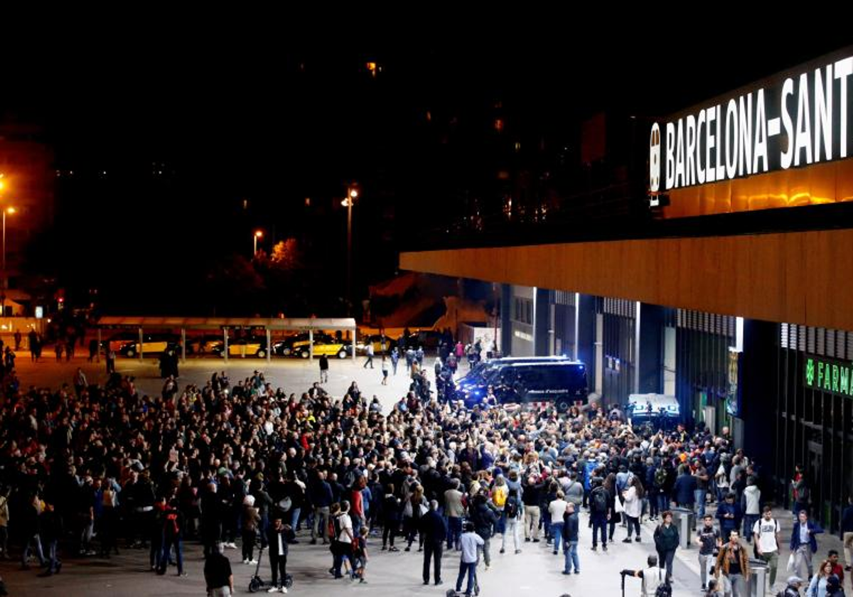 Miembros de los CDR e independentistas convocados por este grupo rodean la estación de Sants (Barcelona), la noche del 29 de octubre de 2019