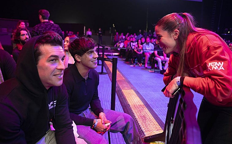 Imagen principal - Los hermanos Mario y Óscar Casas, ambos aficionados a los deportes de combate, no quisieron perderse WOW 12. El hermano de Ilia Topuria, Aleksandre, estuvo apoyando a un compañero. E incluso el presentador y humorista Carlos Latre pasó por el 'photocall' de la compañía madrileña de MMA. 