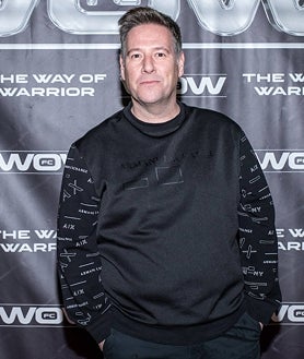 Imagen secundaria 2 - Los hermanos Mario y Óscar Casas, ambos aficionados a los deportes de combate, no quisieron perderse WOW 12. El hermano de Ilia Topuria, Aleksandre, estuvo apoyando a un compañero. E incluso el presentador y humorista Carlos Latre pasó por el 'photocall' de la compañía madrileña de MMA. 