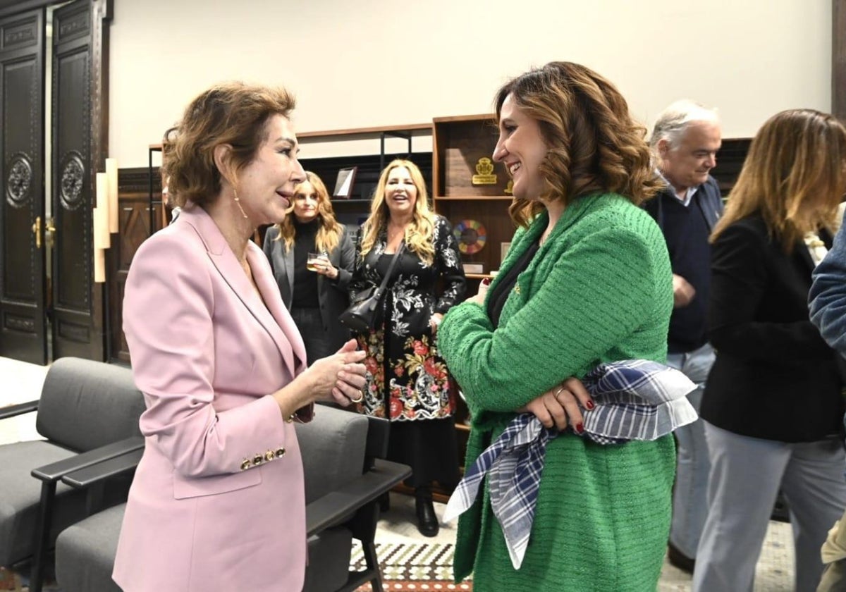 La periodista Ana Rosa Quintana y la alcaldesa de Valencia, María José Catalá