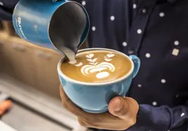 Un cliente abronca a un camarero por cobrarle un café derramado y desata la polémica: «¿Se debe pagar?»