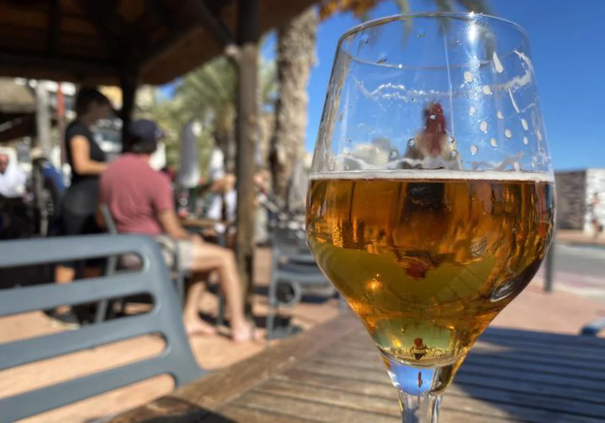 Imagen de archivo de una cerveza servida en la terraza de un restaurante