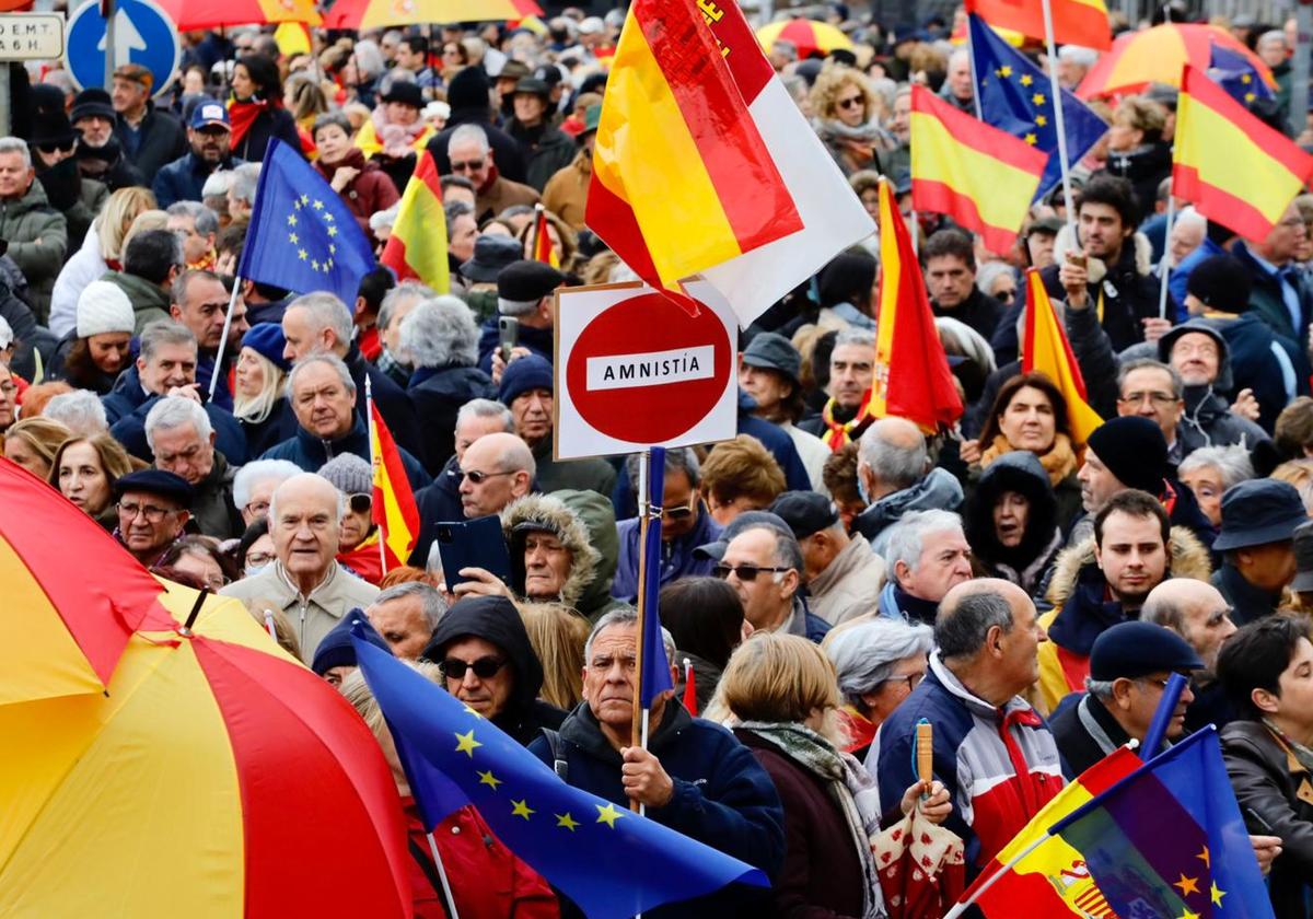 Unas 10.000 personas dicen «no» a la ley de amnistía y «a la corrupción de Pedro Sánchez»