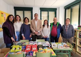 El colegio de Santa Cruz de los Cáñamos recibe un lote de 250 libros para fomentar la lectura escolar