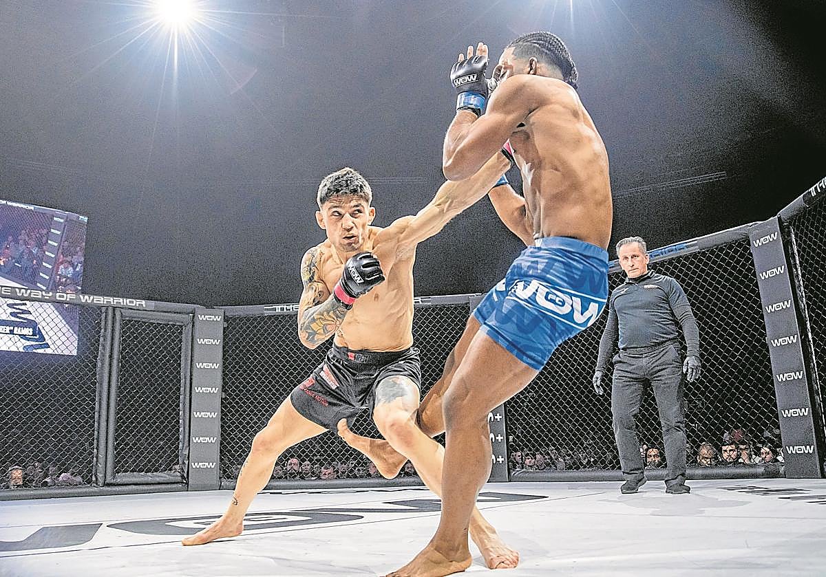 El alicantino Pepe Torres conecta un golpe sobre su adversario en Vistalegre