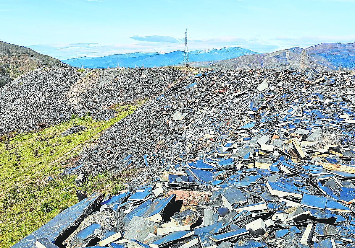 Pizarra repartida en el monte, cerca de Sobradelo de Valdeorras