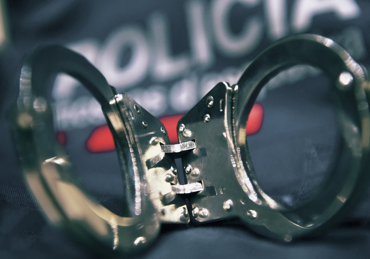 Esposas para trasladar a los detenidos