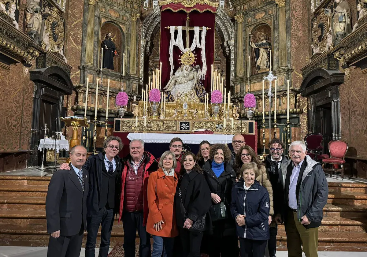 Pedro Luis Chinchilla, segundo por la izquierda, junto al hermano mayor de las Angustias y miembros de su asociación, ante el altar de cultos presidido por la Virgen