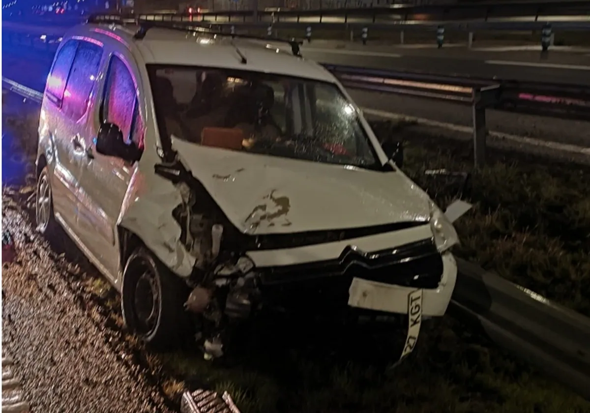 Estado del coche después de empotrarse contra una furgoneta