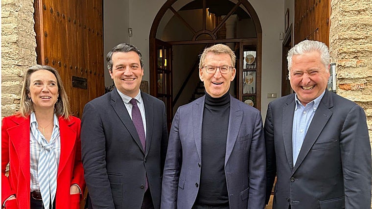Los comensales junto al dueño del restaurante Ermita de la Candelaria, Javier Campos