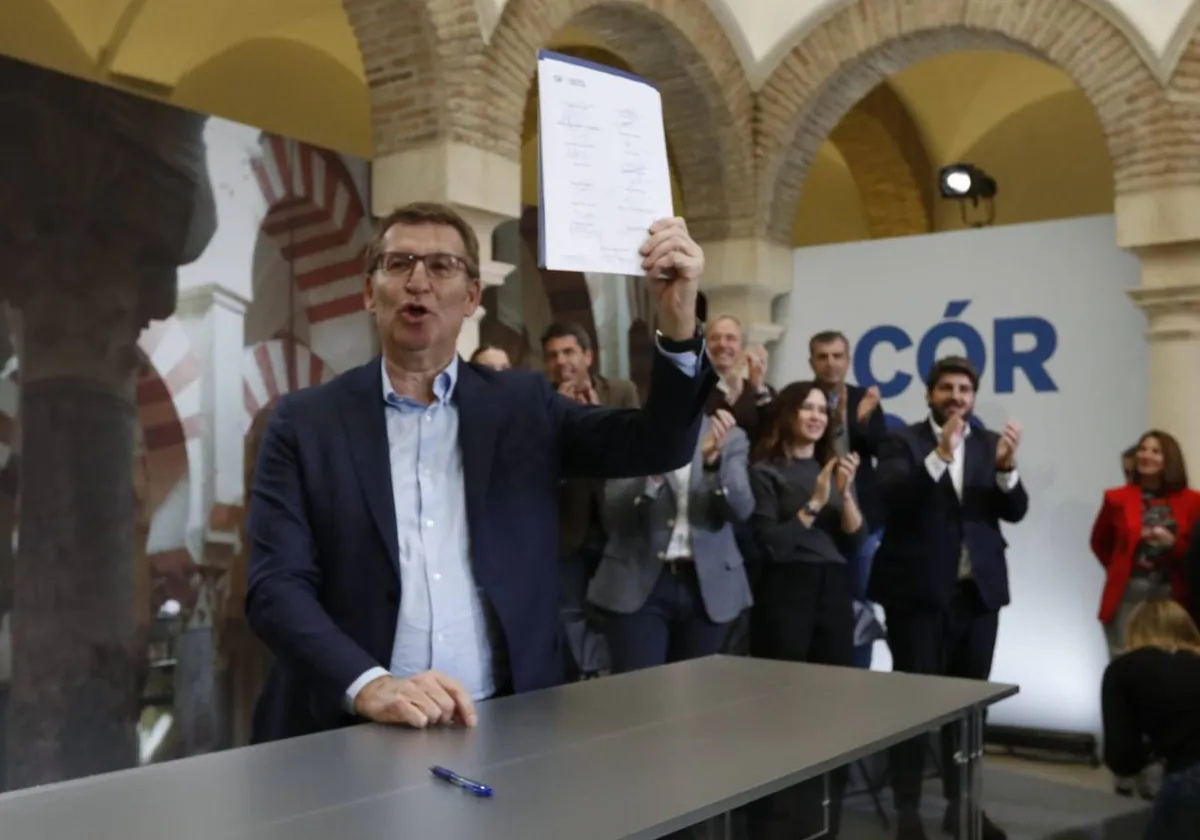 El presidente del PP, Alberto Núñez Feijóo, muestra la Declaración de Córdoba, firmada por todos los presidentes autonómicos