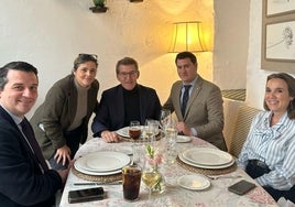 Feijóo disfruta de lo mejor de la cocina cordobesa en la Ermita de la Candelaria