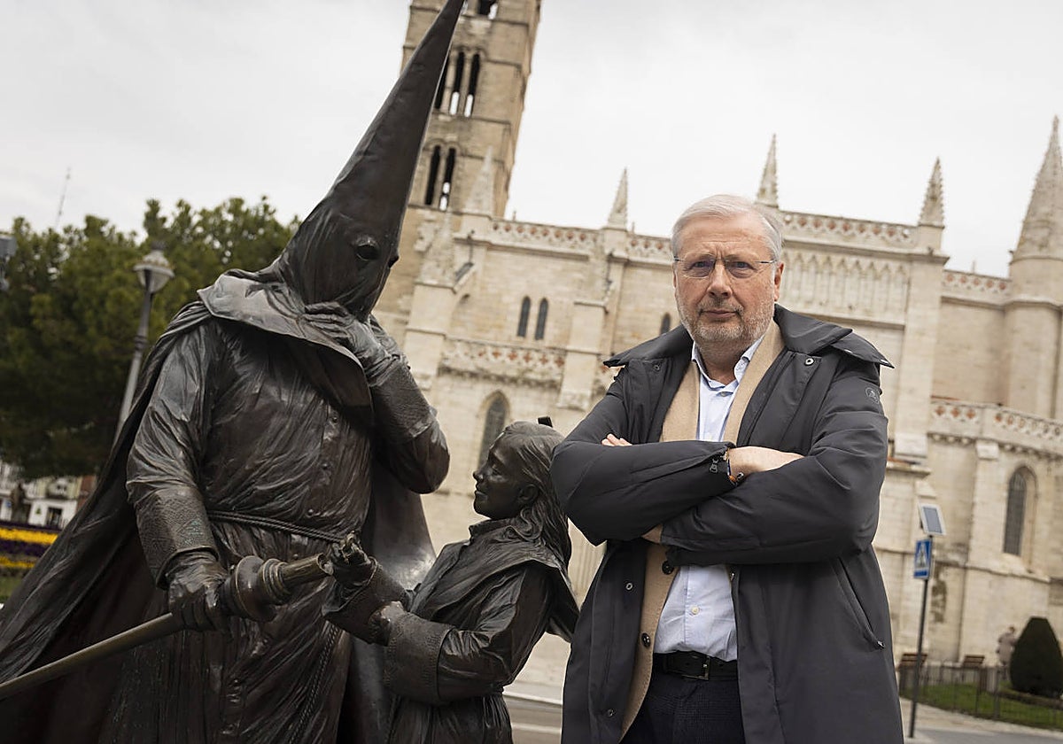 Luis Jaramillo, junto a la escultura dedicada a los cofrades frente a la Iglesia de la Antigua en Valladolid