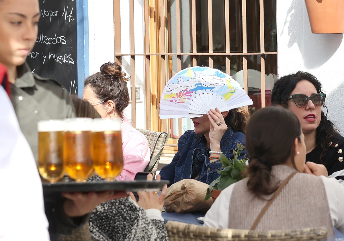 Una camarera con una bandeja de cervezas