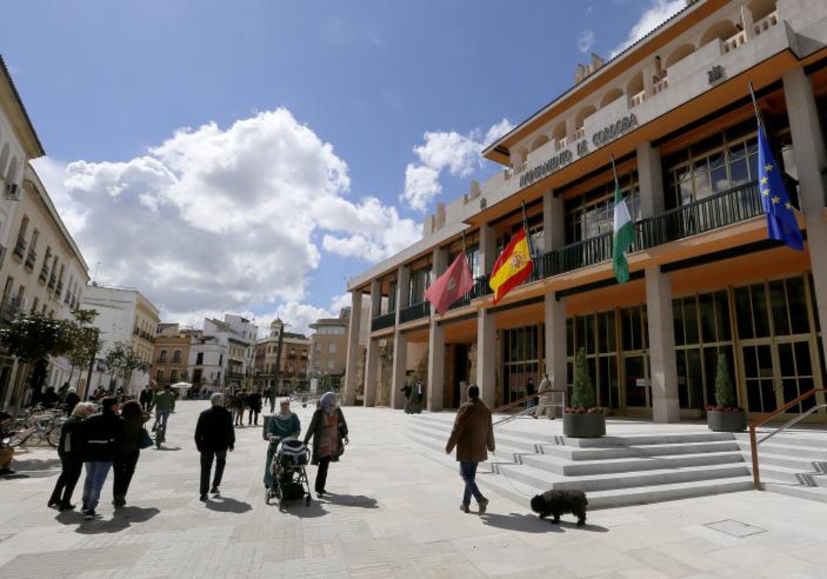 Fachada principal del Ayuntamiento de Córdoba en la calle Capitulares