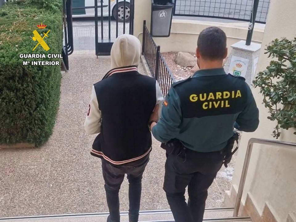 Imagen de la detención del autor del robo a manos de la Guardia Civil