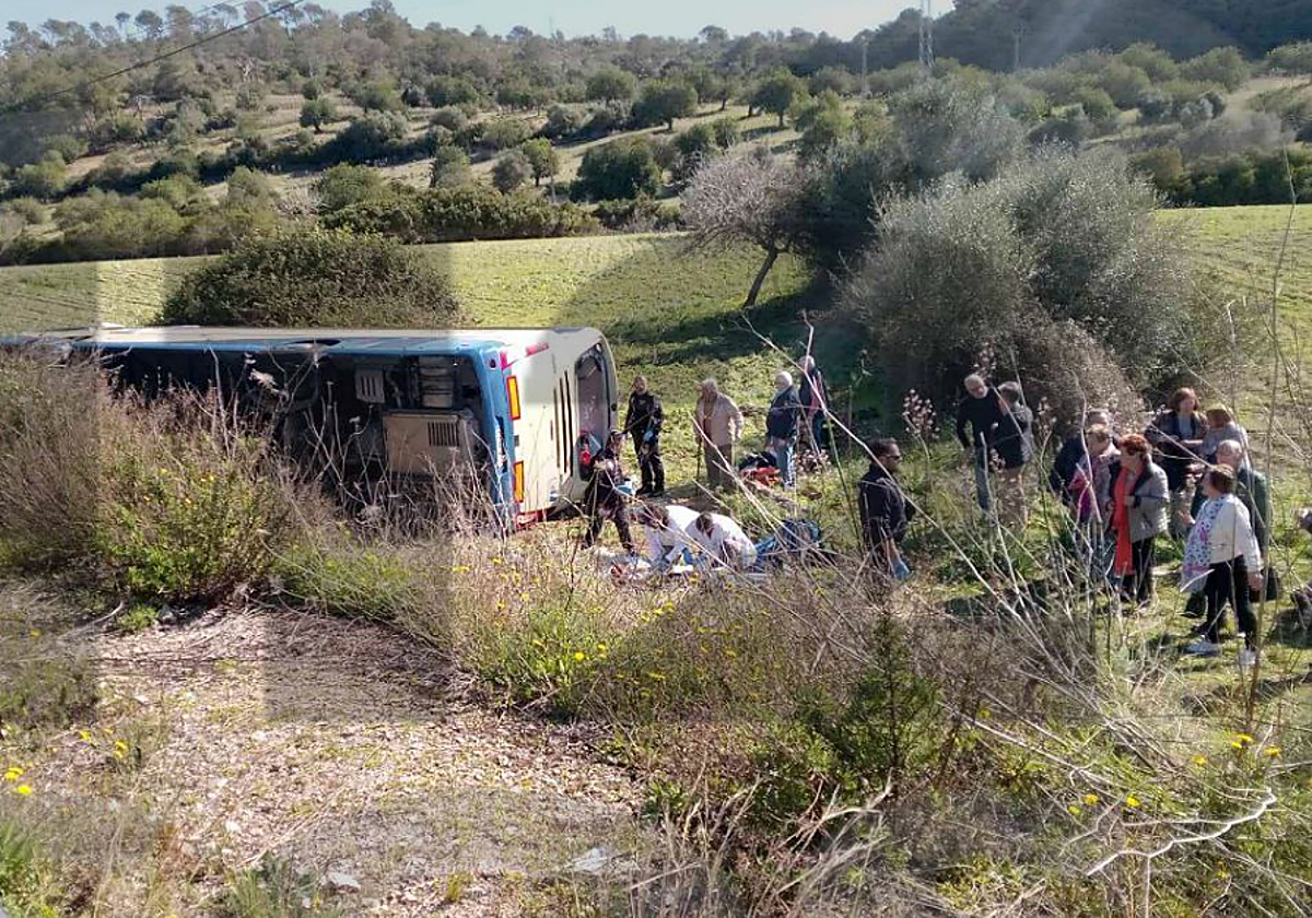 Seis heridos tras salirse de la carretera un bus del Imserso en Mallorca