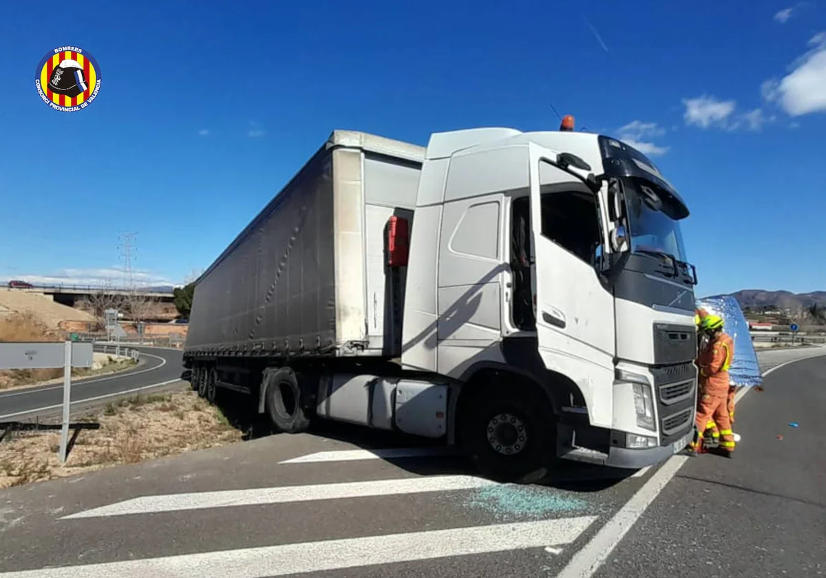 Imagen del camión siniestrado este lunes en la A-7, en término de Moncada (Valencia)