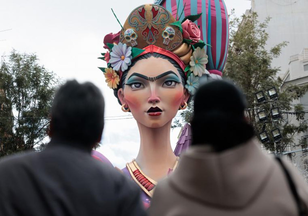 Dos personas observan un ninot de Frida Kahlo, durante el montaje de la falla Cuba-Literato Azorín