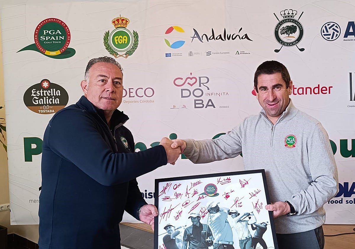 El presidente del Real Club de Campo de Córdoba, Javier Fernández y el presidente de la PGA España, Ander Martínez