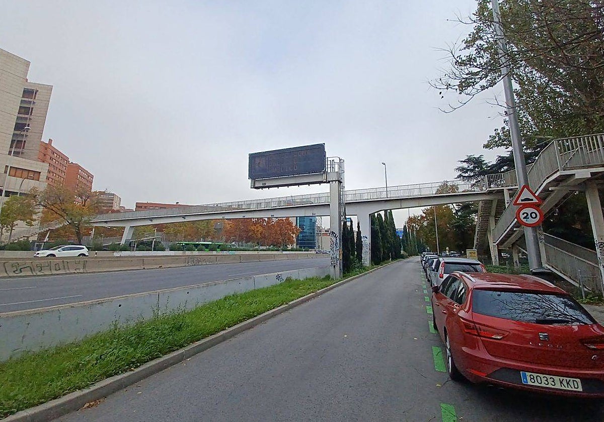 La pasarela peatonal sobre la A-2 a la altura de la avenida de Bruselas