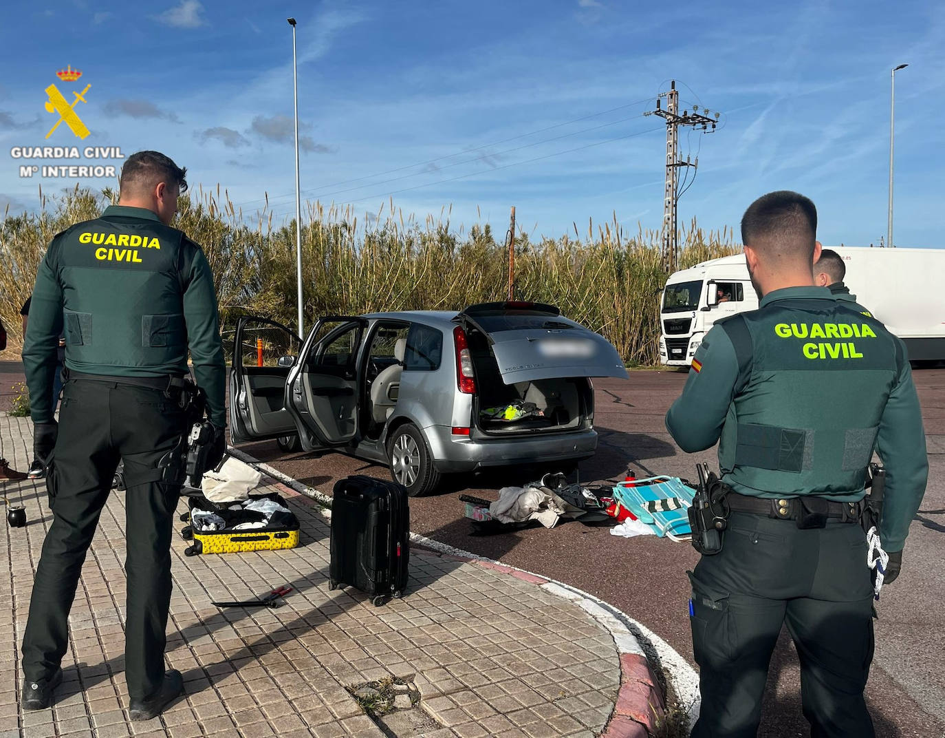 Imagen de agentes de la Guardia Civil frente al vehículo inspeccionado a los detenidos