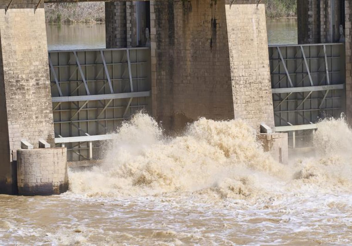 La presa de Alcalá del Río libera agua tras la borrasca Mónica