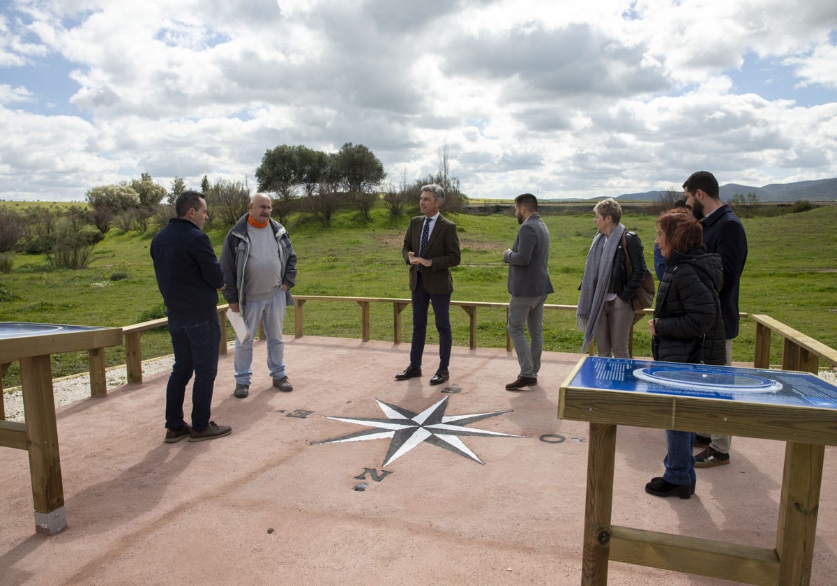 El vicepresidente de la Diputación, Andrés Lorite, y el alcalde de Peñarroya, Víctor Pedregosa, en el observatorio