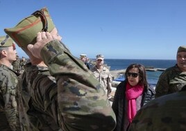 Robles asegura que la Isla de Alborán «ha pasado a ser una prioridad» para el Estado tras la reciente crisis migratoria