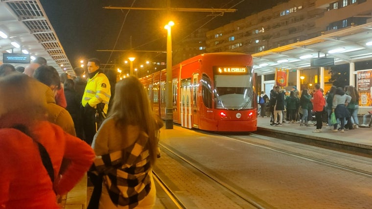 Imagen de archivo de un tranvía de Metrovalencia en Fallas