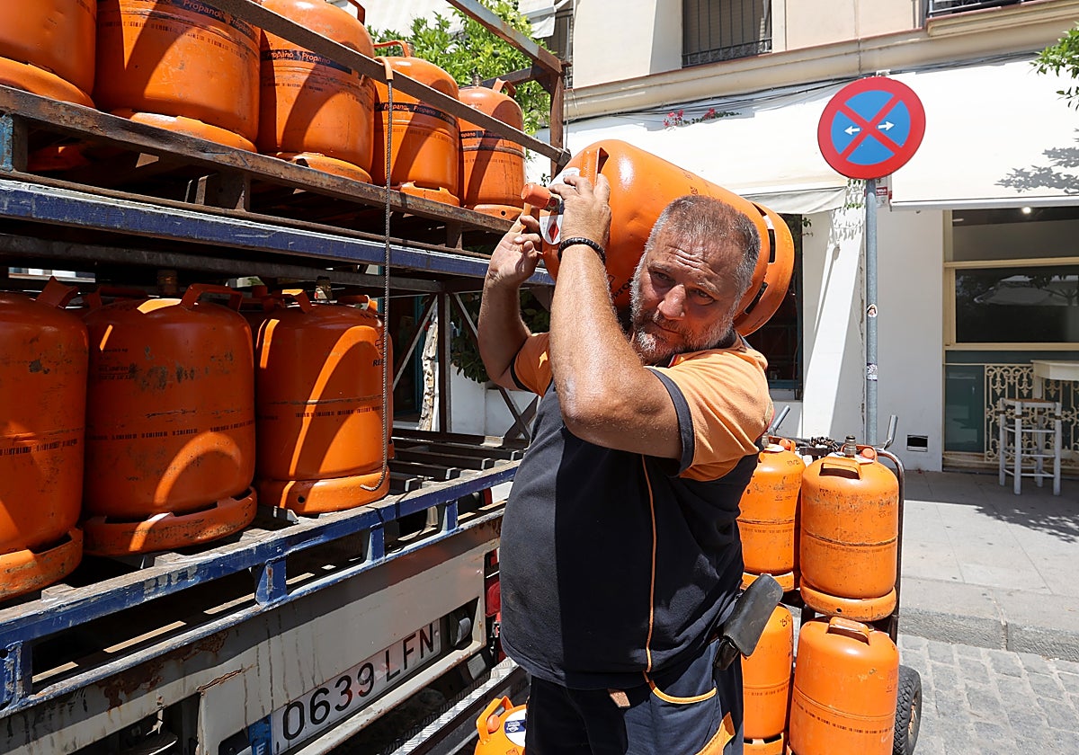 Un repartidor de bombonas en plena calle en Córdoba
