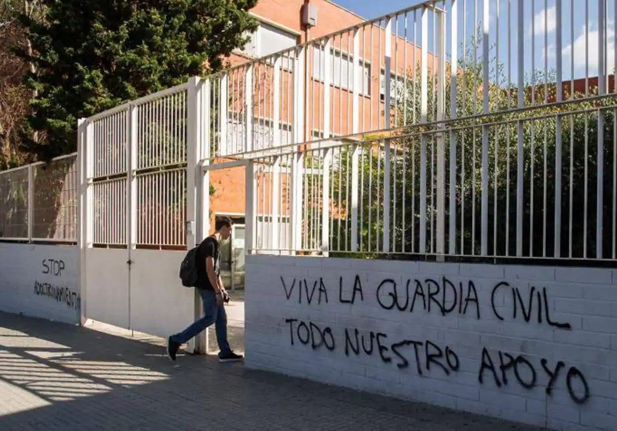 Entrada del IES Palau de Sant Andreu en octubre de 2017