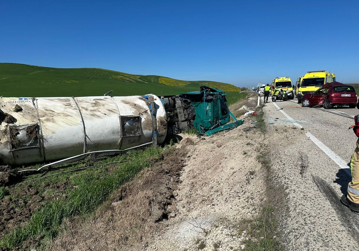 El camión siniestrado fuera de la N-432 y el coche en plena vía a la altura de Córdoba