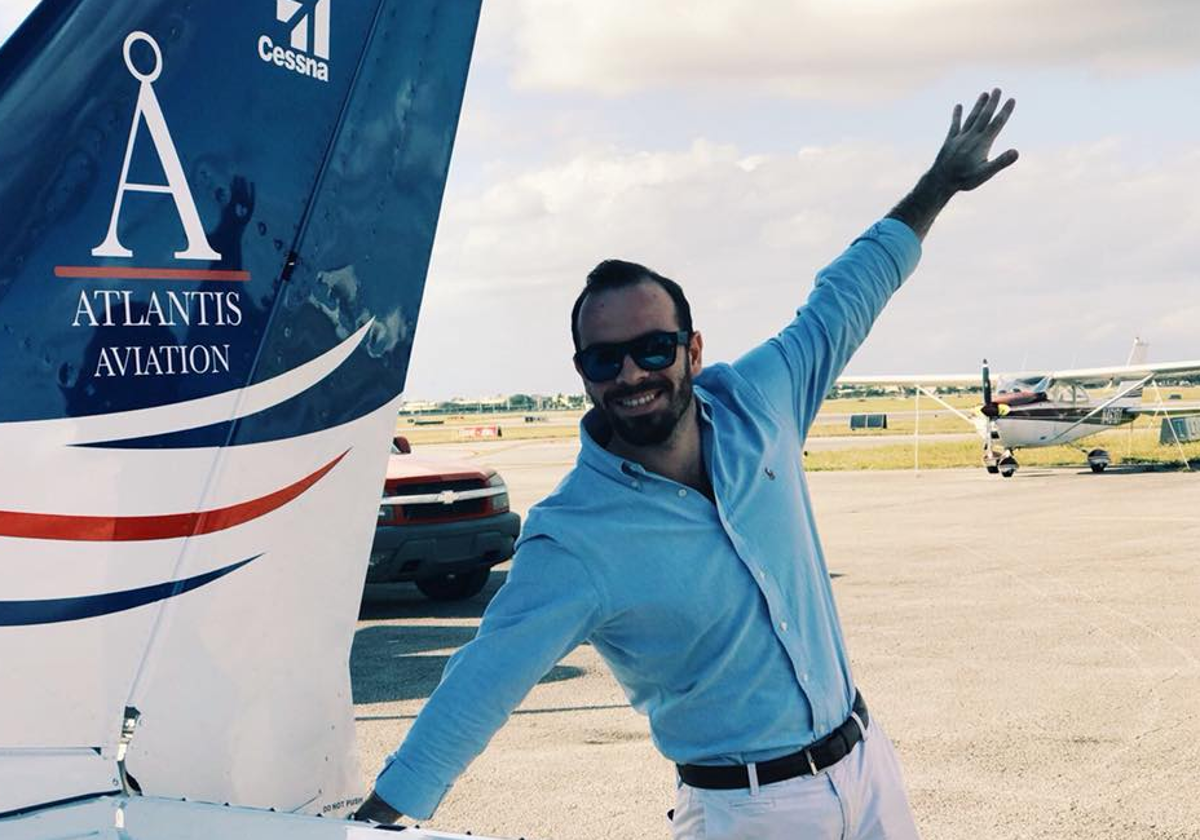 Alfredo José Díez, junto a una avioneta de su academia Atlantis Aviation