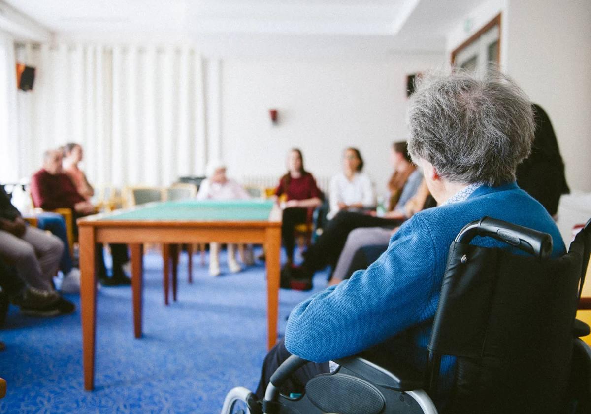 Ancianos en una sala de estar