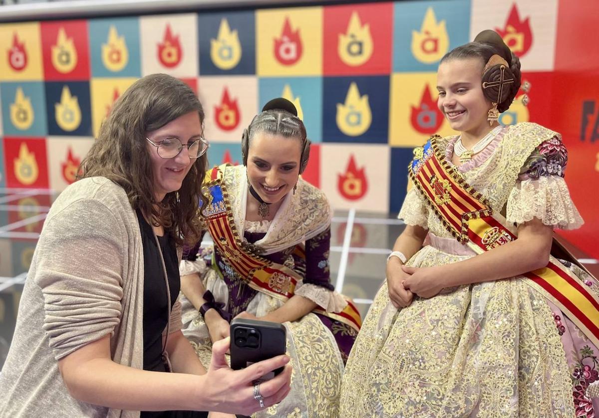 Imagen de las falleras mayores de Valencia en la sede de À Punt