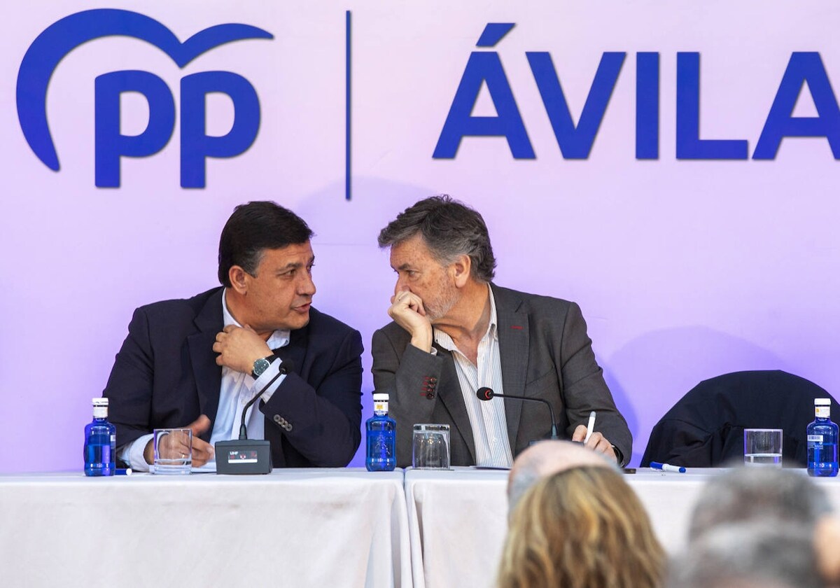 El secretario general del PPCyL, Francisco Vázquez, clausura la Junta Directiva Provincial del PP de Ávila, en la que también interviene el presidente provincial, Carlos García