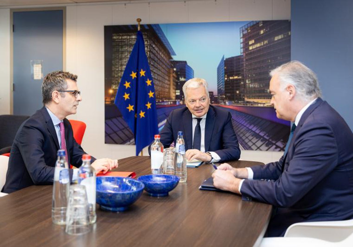 Félix Bolaños y Esteban González Pons en una reunión previa con el comisario de Jusrticia, Didier Reynders