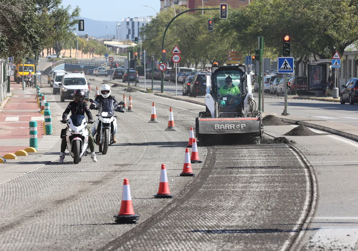 El carril bici de la A-431 mientras se asfalta con material de bajo ruido la calle Escriba Lubna