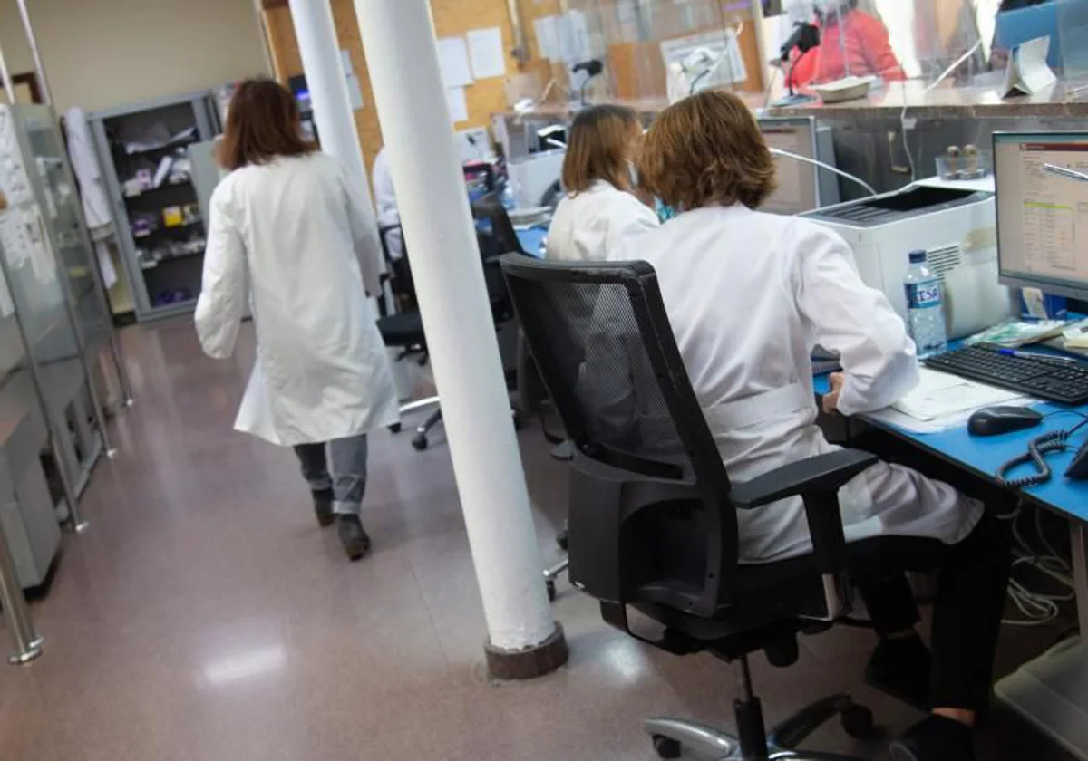 Trabajadores en un centro de salud de Madrid