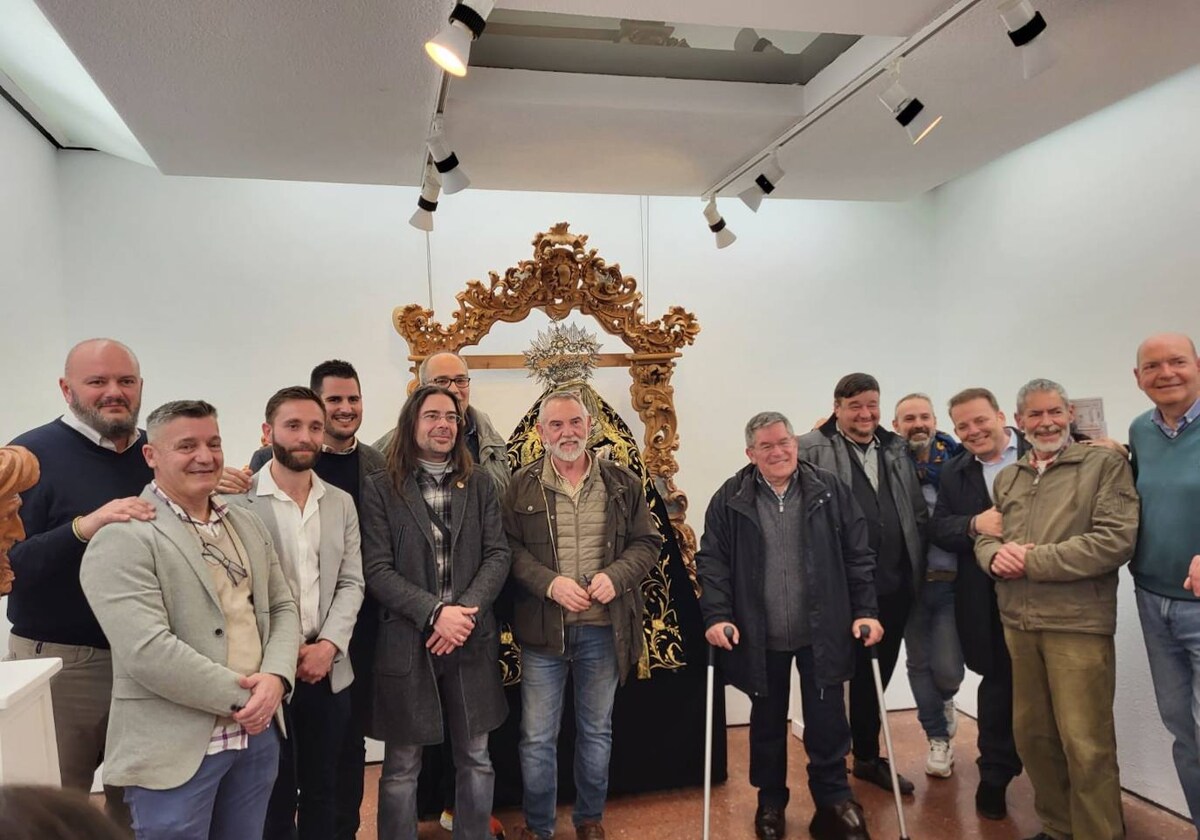 Artistas participantes en la colectiva, junto a José Antonio Luque, Julián Urbano y el director de le escuela, durante la inauguración el lunes