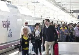 Renfe lanza 125.000 plazas para viajar a las Fallas de Valencia en AVE, Avlo y trenes de larga distancia