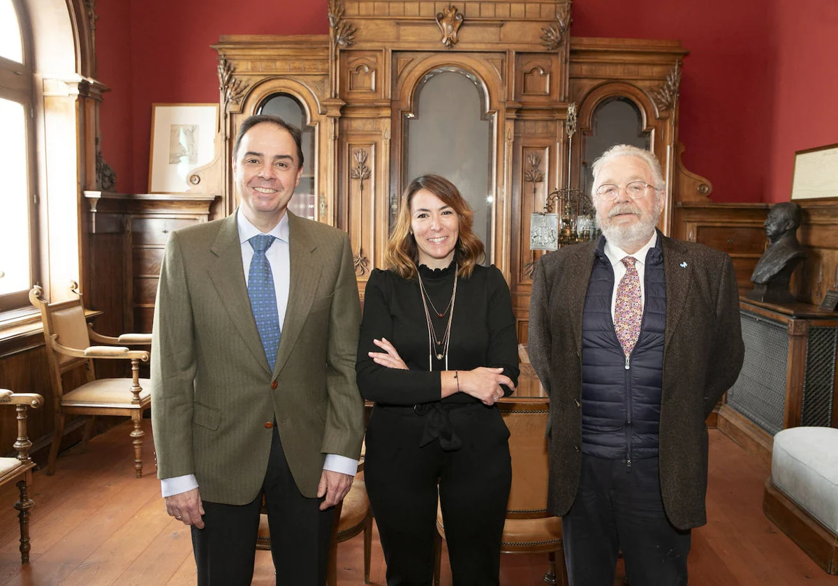 Carlos García Campuzano, María Isabel Viruel León y Tomás Giménez Villa, en el despacho de don Torcuato Luca de Tena en la Casa de torrevieja news today