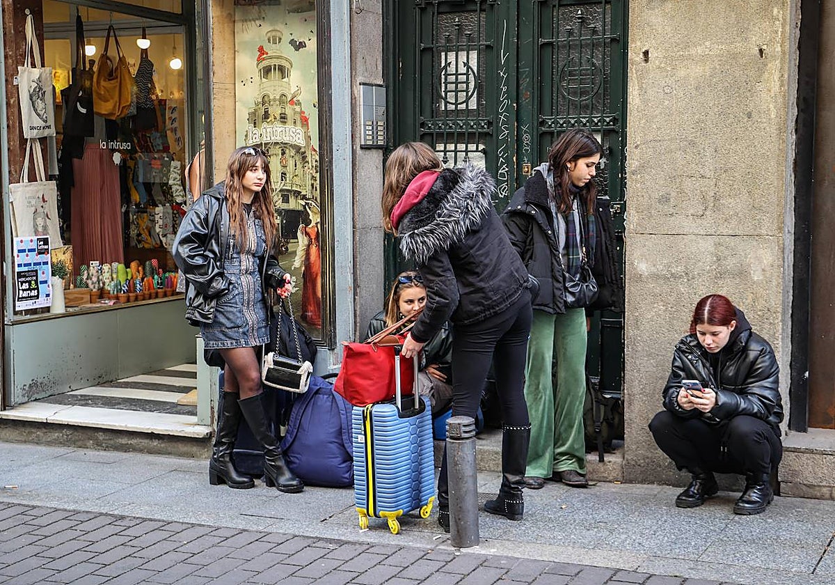 Turistas en la puerta de un piso turístico, en el centro de Madrid